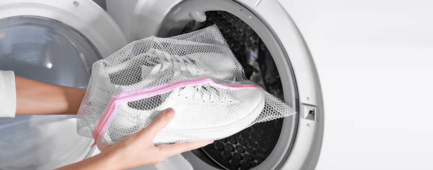 Come lavare scarpe in lavatrice, consigli per un bucato perfetto